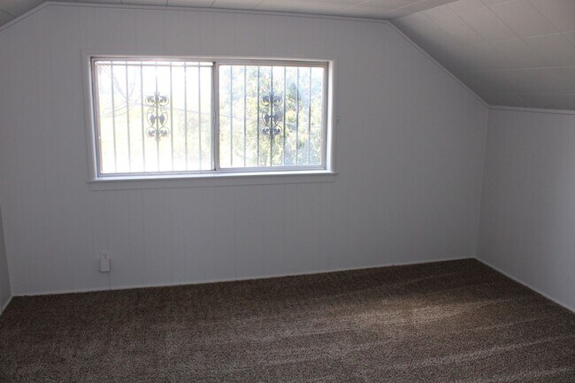 Building Photo - 3214 S Leonard Ave