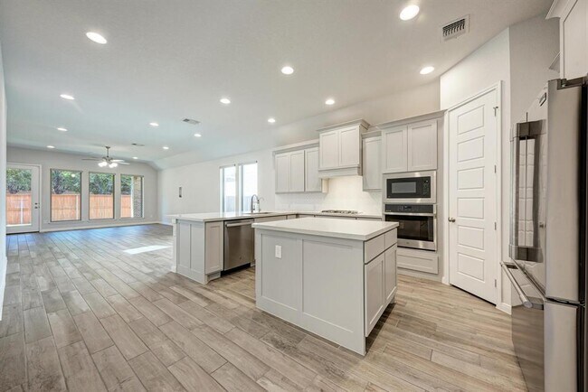 Building Photo - 133 Bauer Lp