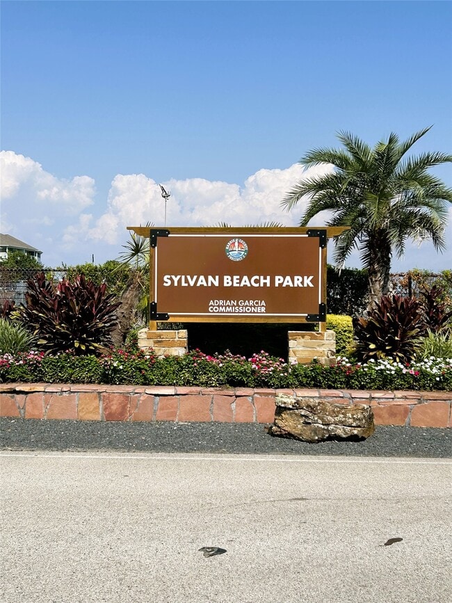 Building Photo - 302 Shoreacres Blvd