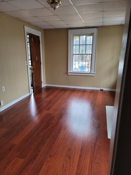 Living Room - 522 Oak Pl