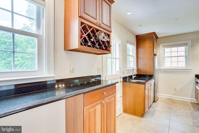 Building Photo - 609 Upland Pl