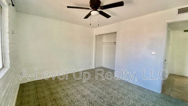 Building Photo - 1027 S Santa Rita Ave