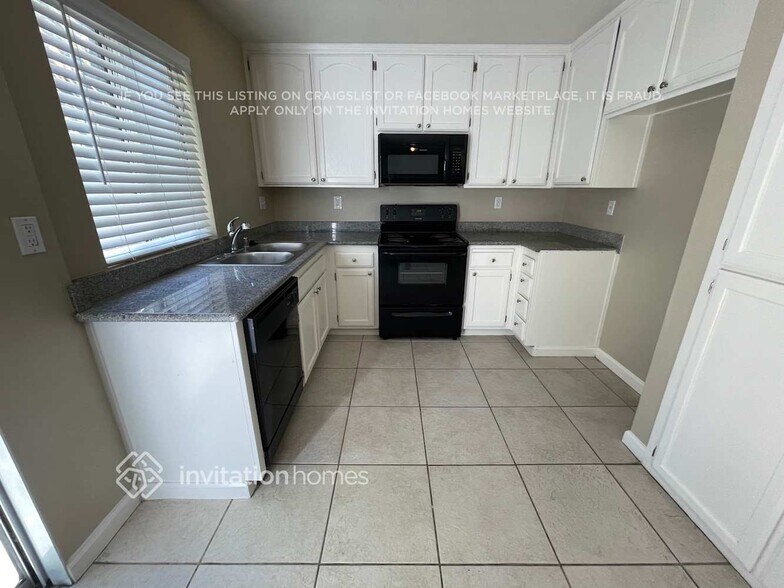 Building Photo - 327 Parkside Dr