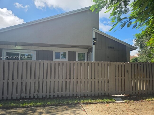 Building Photo - 15798 Woodgate Ct