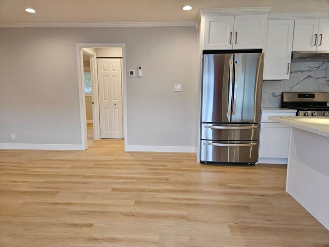 Building Photo - Updated Top Floor 2 Bedroom/1 Bathroom Apa...