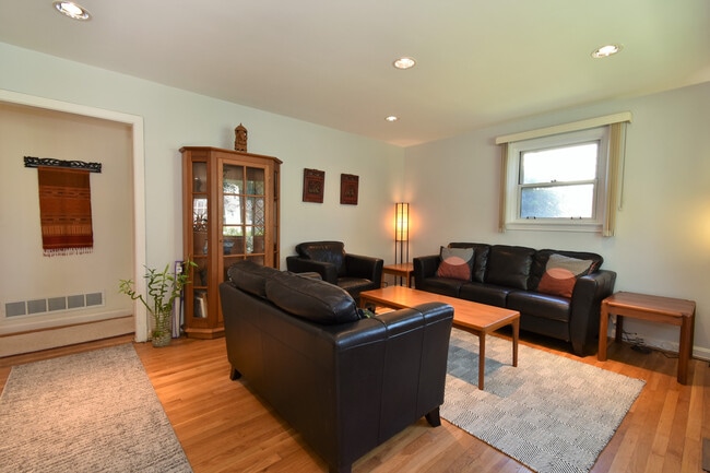 Building Photo - Fantastic 4 Bedroom, 3 Full Bathroom, Close in Bethesda Home!