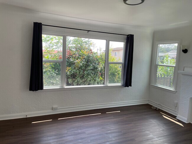 Living Room - Front - 1905 S Alma St