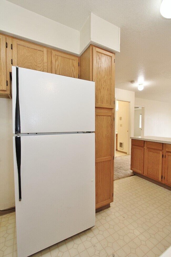 Building Photo - 639 N Moffatt Ave