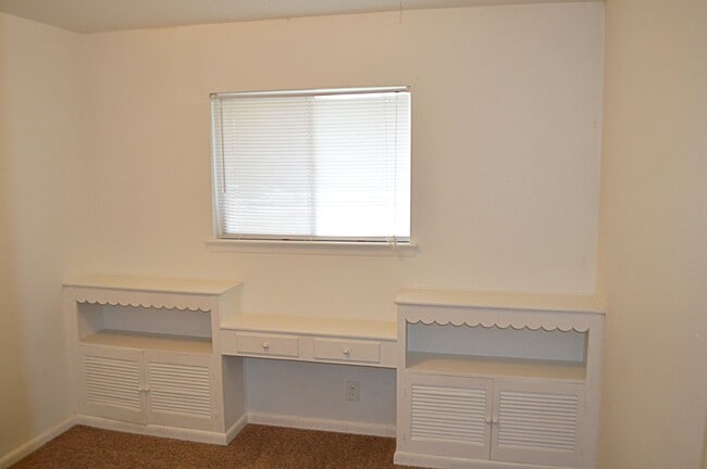 Building Photo - Charming Western Hills Home with Spacious ...