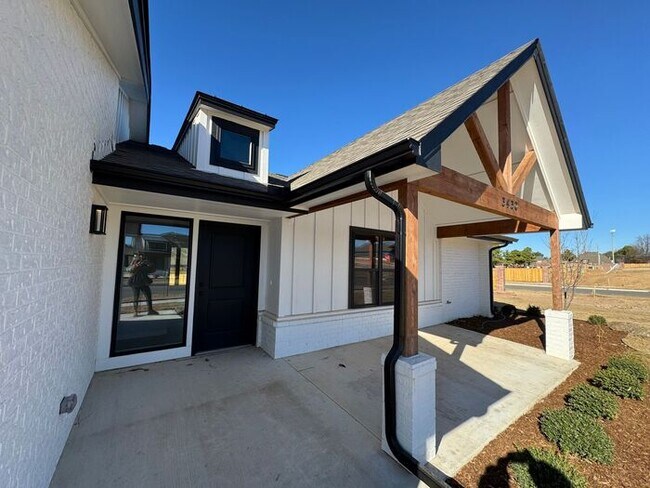 Building Photo - Newly Remodeled 2-Bedroom Duplex in Broken Arrow – Prime Location!