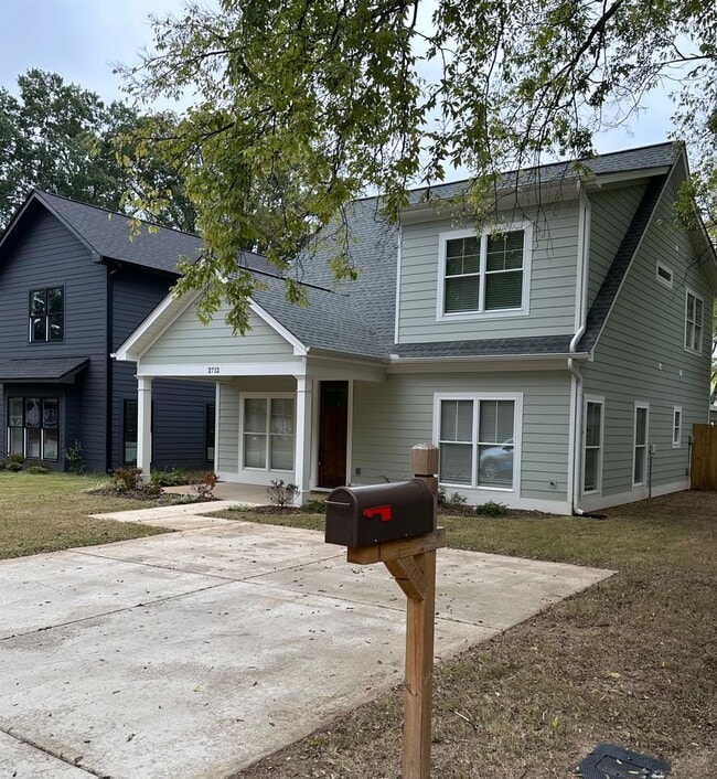 Building Photo - 3 Bedroom House with Privacy Fence