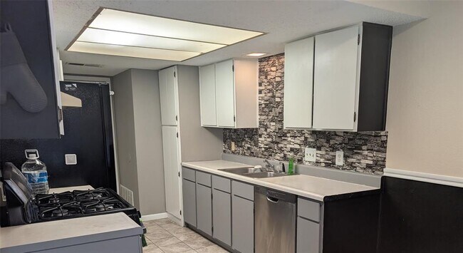 Building Photo - 1201 Doreen Ct