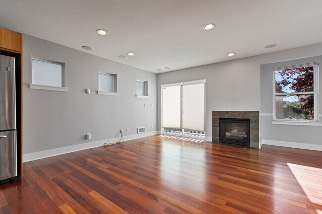 Building Photo - 3Bd/2.5Ba Seattle Townhouse