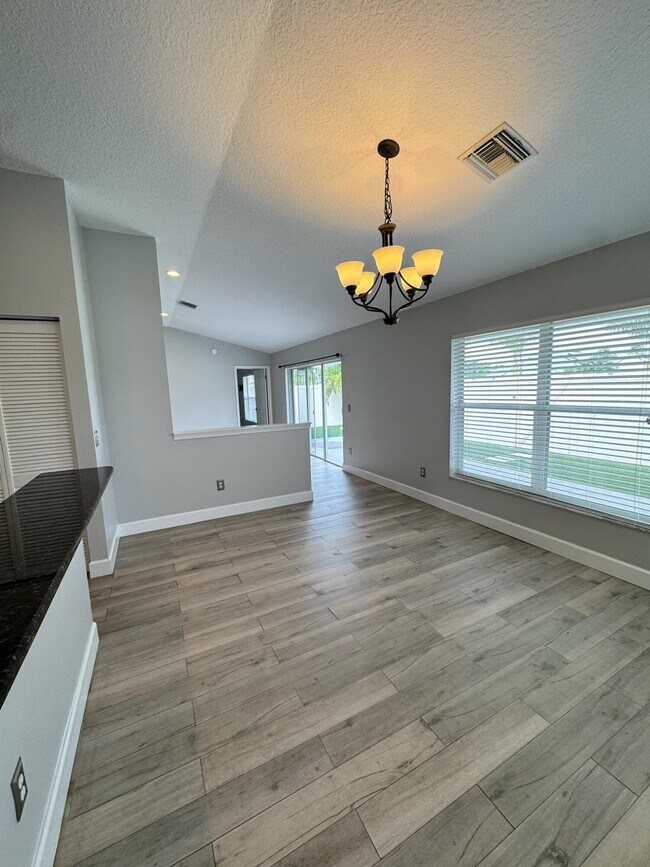 Building Photo - 12872 Meadowbend Dr