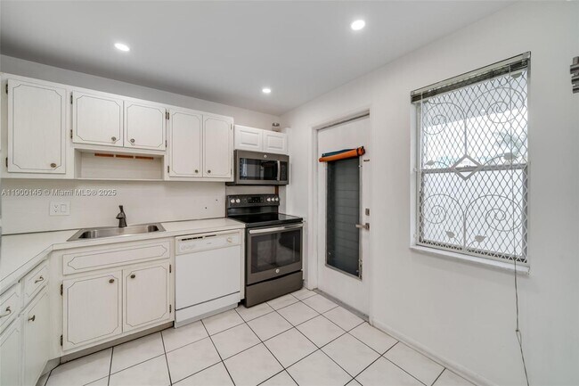 Building Photo - 950 Hillcrest Dr