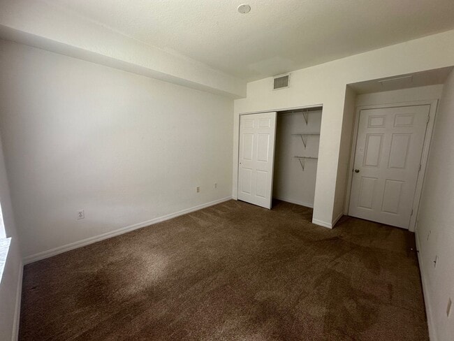 Building Photo - 2 / 2 Lakefront Condo