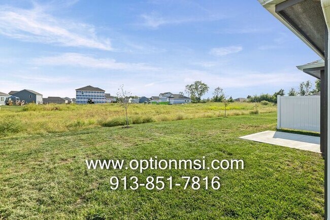 Building Photo - Fresh 3 Bedroom, 2 Bathroom Half Duplex