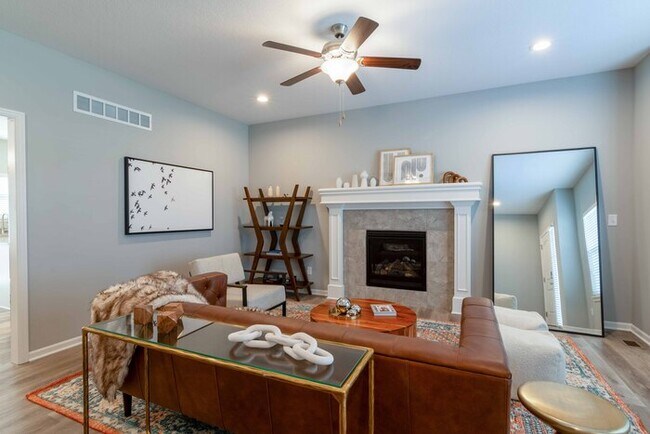 Building Photo - Fantastic 4bd/3ba home! Coming soon!