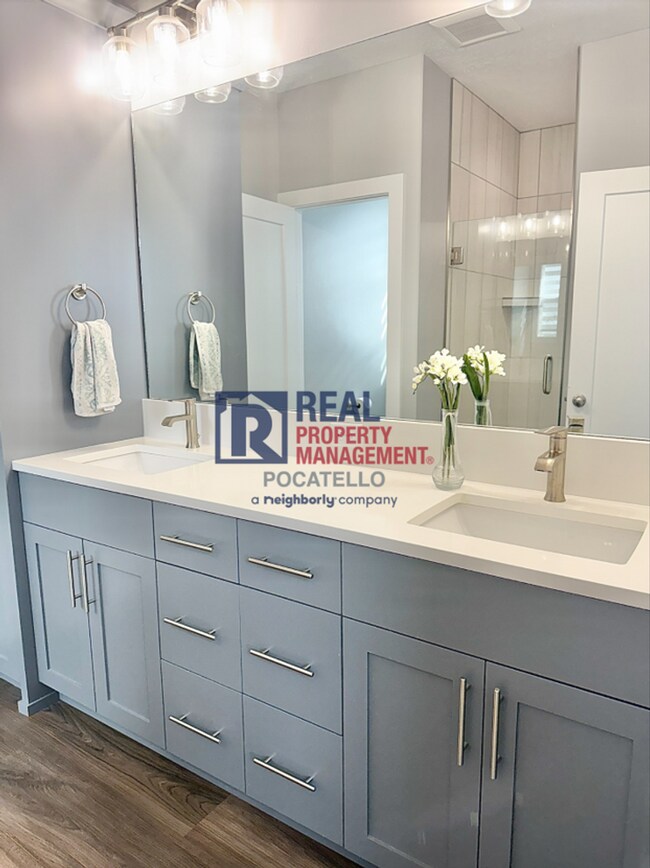 Building Photo - Beautiful Brand New 6 bedroom 3.5 bahtroom...
