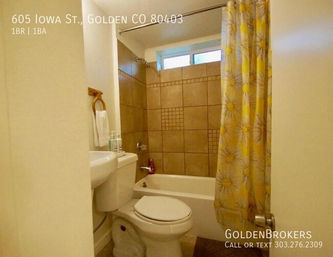 Building Photo - 605 Iowa St