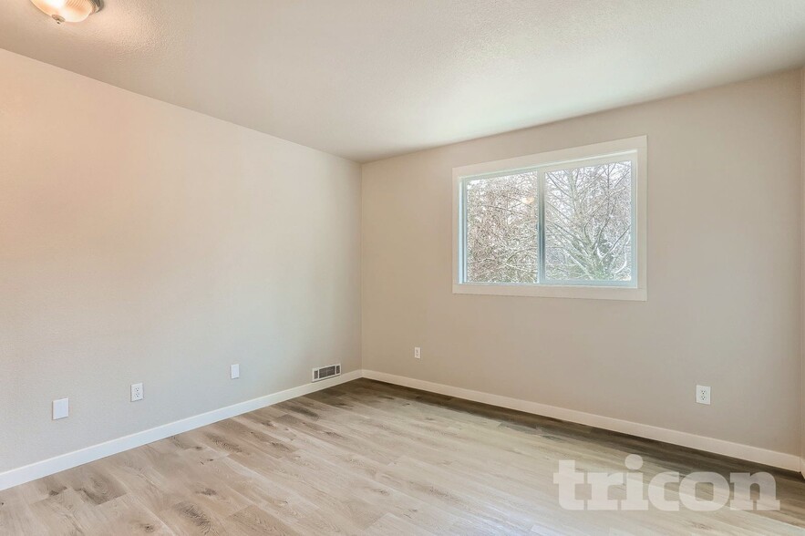 Building Photo - 10727 Lake View Dr