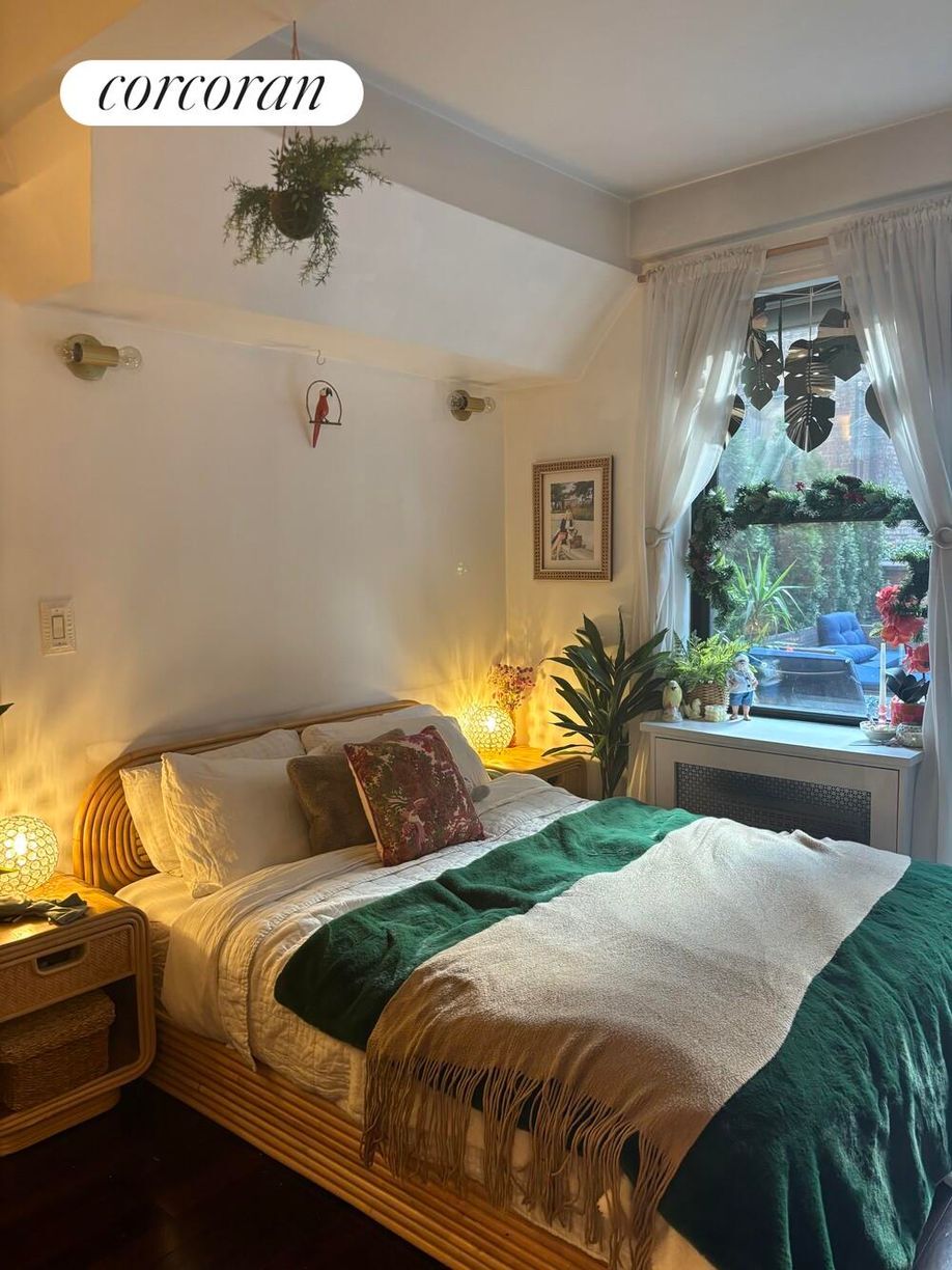 Building Photo - 100 W 12th St