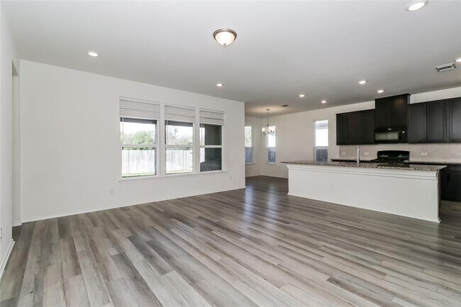 Building Photo - 1621 Stinnett Dr