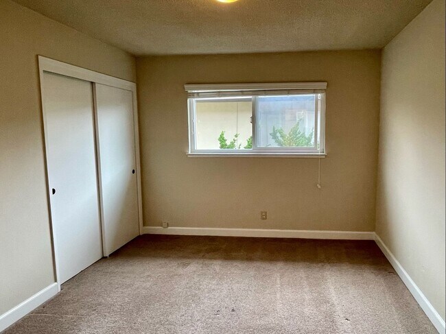 Building Photo - Must see to appreciate 1 Bedroom 1 Bath up...