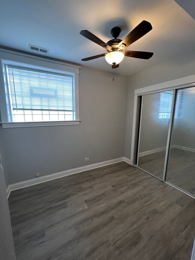 Building Photo - 3614 N. Paulina-3614-G