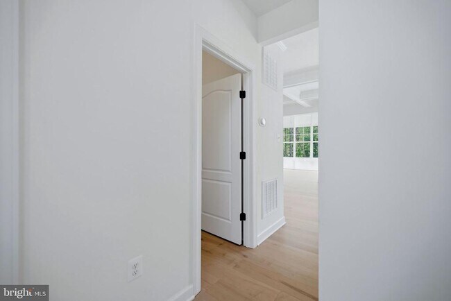 Building Photo - 301 Kingdom Dr