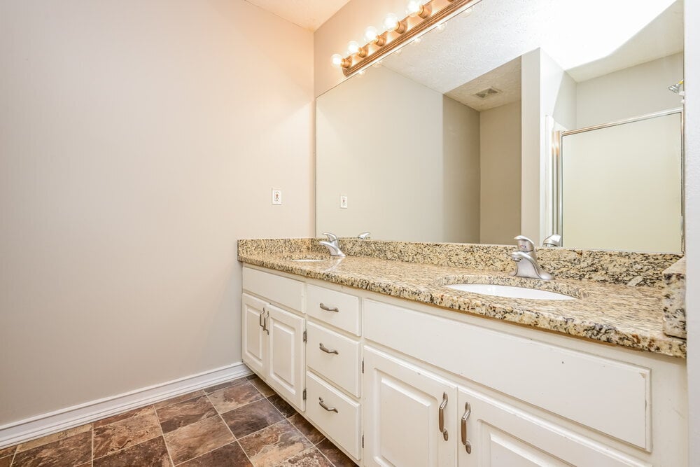 Building Photo - 725 Grove Pointe Cir