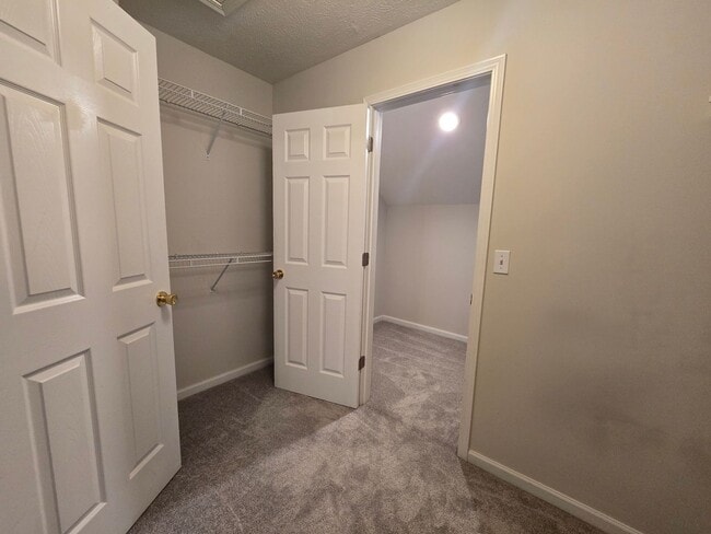 Building Photo - Spacious 4 Bedroom Duplex in North Normal ...