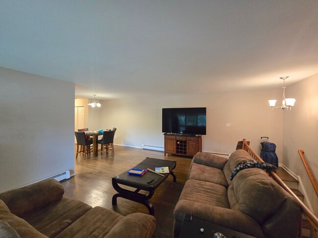 Building Photo - Spacious 2nd fl 1-bedroom/1-bathroom condo...