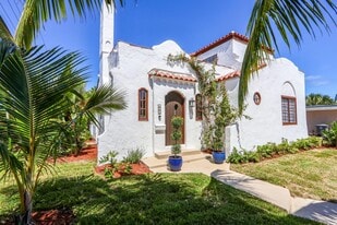 Building Photo - 359 Greenbriar Dr