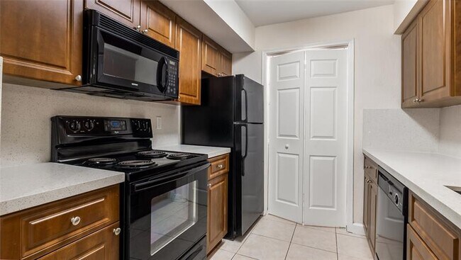 Building Photo - 875 Riverside Dr