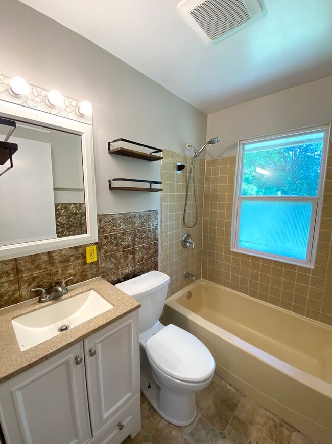 Building Photo - 2 Bedroom/1BA PLUS Garage -  Close to the ...