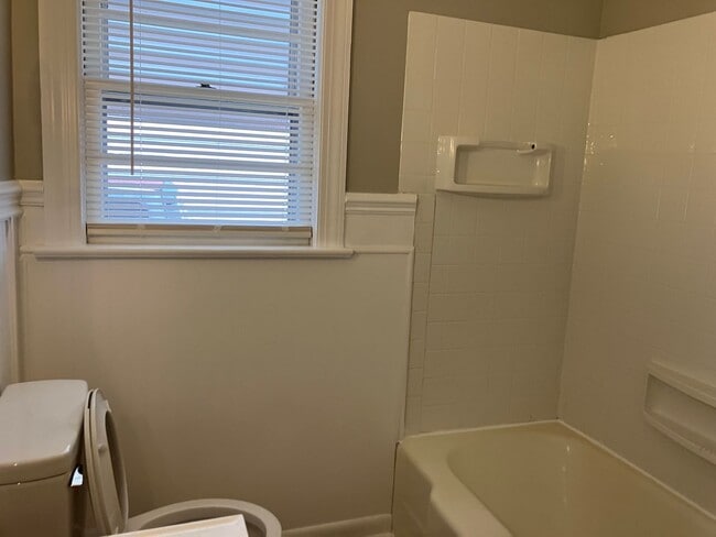 Building Photo - 2 Bedroom Brick House
