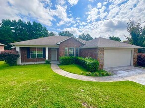 Building Photo - 3 Bedroom 2 Bathroom Home in South Tyler!