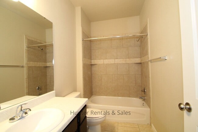 Building Photo - Loaded With Amenities!