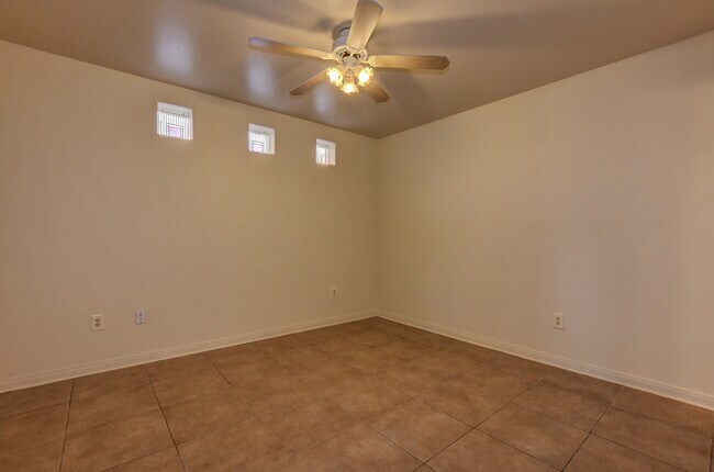 Building Photo - 3 Bedroom 3 Bath home in Diamond Valley!