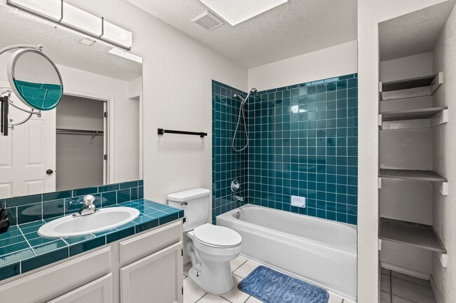 Building Photo - Foot Hills ! 2 bed/2 Bath home boasts beautiful views of the Mountains and the Lights of Albuquer...