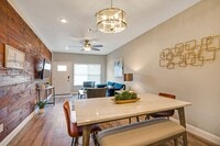 Building Photo - 3 Bedroom / 2 Bathroom super cute house for lease!