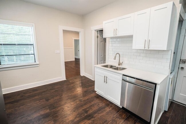 Building Photo - 409 E Jean St