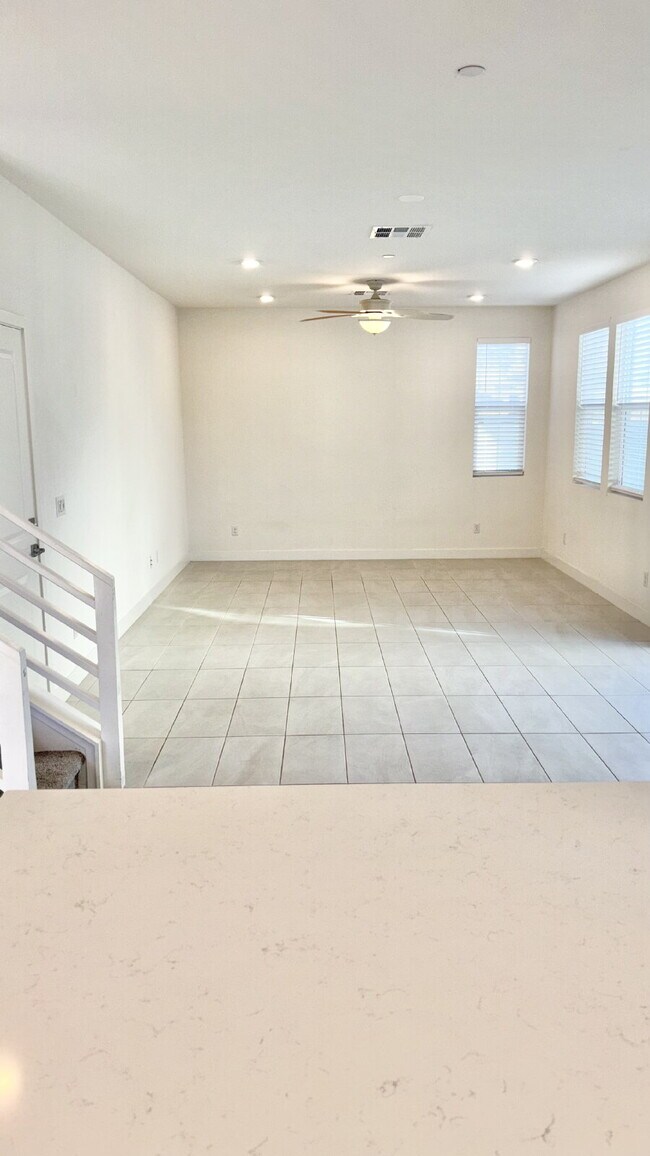 Building Photo - 4 Bedrooms Available University Park