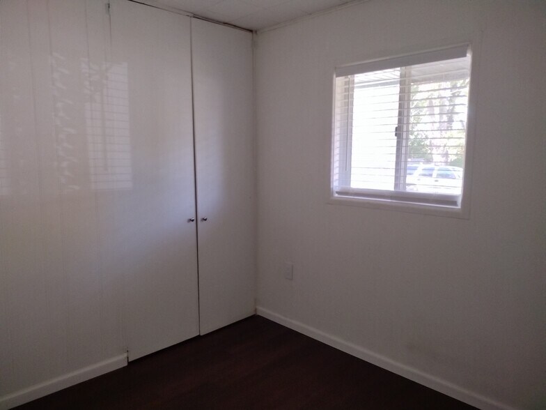 Building Photo - 3411 N Windcrest Dr