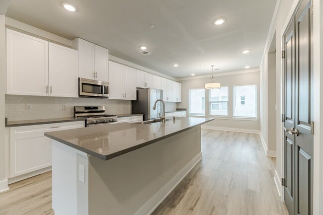 Building Photo - 3-Story 3 Bedroom, 3.5 bath Townhouse in a great community with easy access to PGBT and DNT