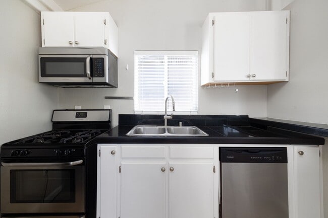 Building Photo - Beautifully Upgraded 2 Bedroom Starter Home!