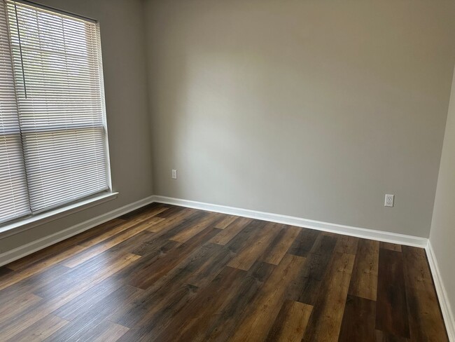 Building Photo - **FALL MOVE-IN SPECIAL: $500 OFF 1st MONTH...