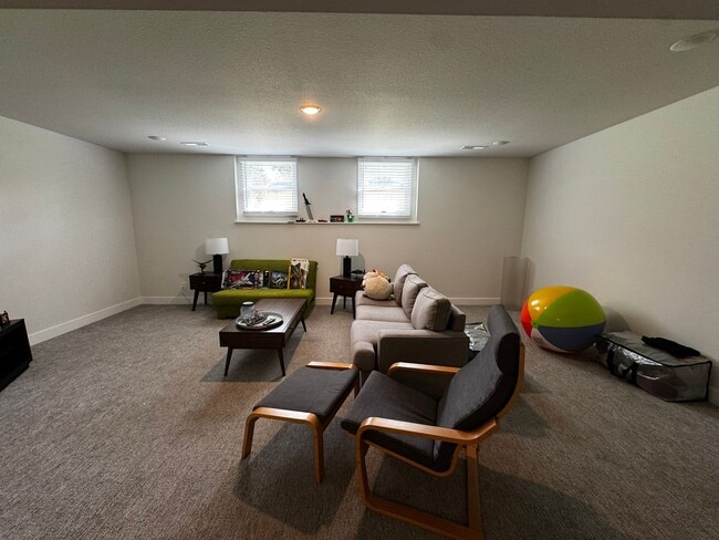 Building Photo - 5 Bed 4 Bath Home fenced yard