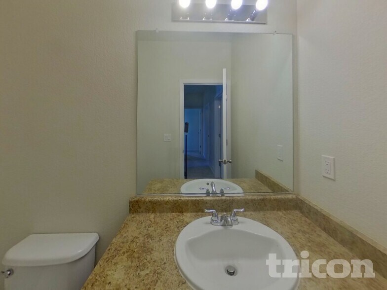 Building Photo - 6585 Kearsarge Dr